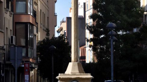 Terrassa.- Creu de terme gòtica i font de la Creu Gran. La creu separava els termes de Terrassa i Sant Pere i posteriorment se li va afegir la font amb quatre brocs d’aigua (11/2012)