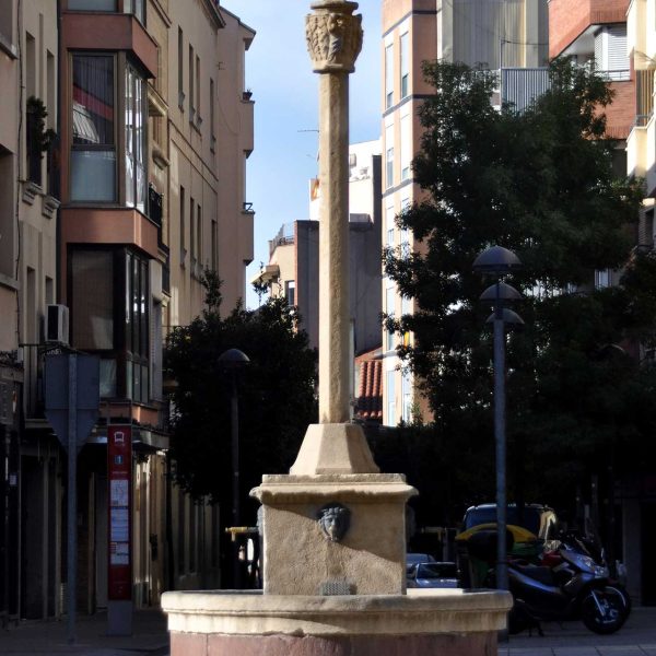 Terrassa.- Creu de terme gòtica i font de la Creu Gran. La creu separava els termes de Terrassa i Sant Pere i posteriorment se li va afegir la font amb quatre brocs d’aigua (11/2012)