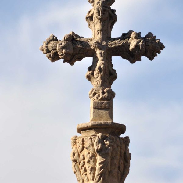 Terrassa.- Reproducció de la creu i magolla gòtiques de font de la Creu Gran destrossades a la guerra els originals del quals es troben al Museu Cartoixa de Vallparadís (11/2012)