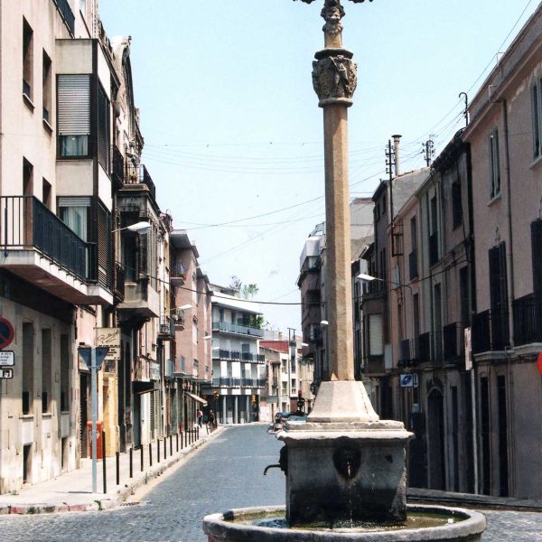 Terrassa.- Creu de terme gòtica i font de la Creu Gran – Revers de la creu amb la imatge de Déu entronitzat i als braços els símbols del evangelistes (6/1997)