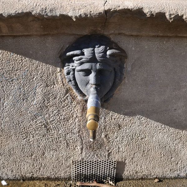 Terrassa.- Font de la Creu Gran amb quatre brocs de ferro amb cares de meduses que forma la base de la creu que separava els termes de Terrassa i Sant Pere (11/2012)
