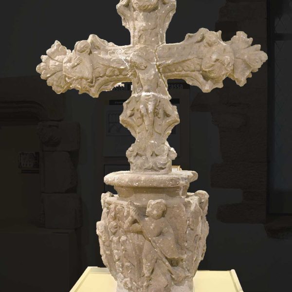 Terrassa.- Creu de terme gòtica de la Creu Gran restaurada – Anvers amb el Sant Crist i als extrems dels braços La Verge i S. Joan (Museu Cartoixa de Vallparadís) (3/2026)