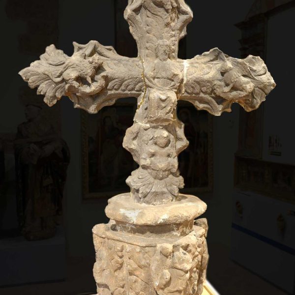 Terrassa.- Creu de terme gòtica de la Creu Gran restaurada – Revers amb la imatge de Déu entronitzat i als braços els quatre evangelistes (Museu Cartoixa de Vallparadís) (9/2018)
