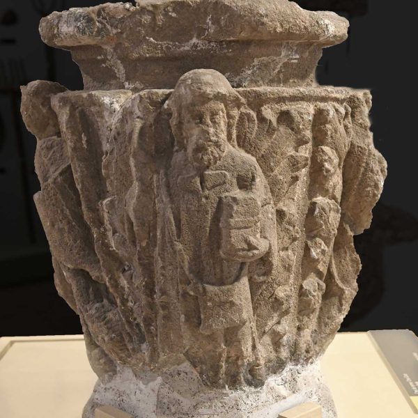 Terrassa.- Magolla de la creu de terme gòtica de la Creu Gran restaurada que presenta quatre figures atribuïdes als apòstols (3/2026)