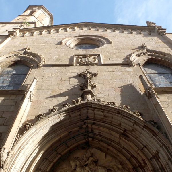 Barcelona.- Església de Sant Jaume reformada en el S. XIX – Façana de tres trams separades per columnes amb pinacles que emmarquen la coberta a dues vessants (3/2026)