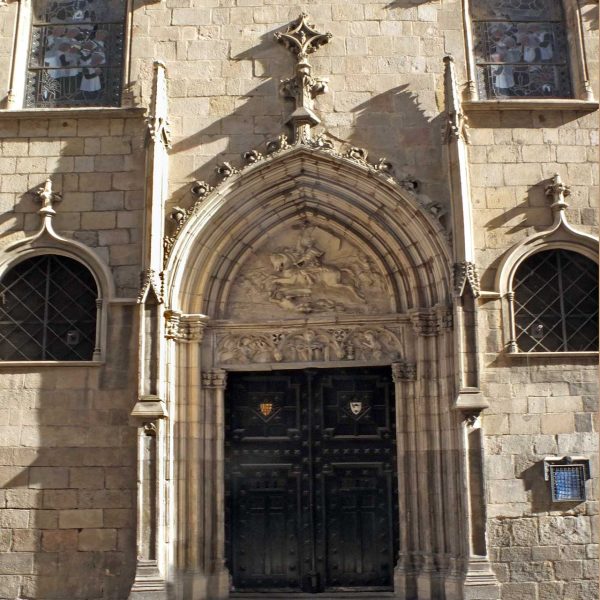 Barcelona.- Església de Sant Jaume reformada en el S. XIX – Portalada gòtica del S. XIV flanquejada per pilastres amb pinacles i un timpà amb la imatge de S. Jaume (3/2026)