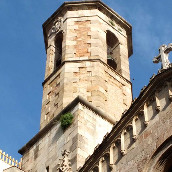 Barcelona.- Església de Sant Jaume reformada en el S. XIX – Campanar del 1722 de base quadrada i dos cossos octogonals amb quatre finestres d’arc de mig punt (3/2026)