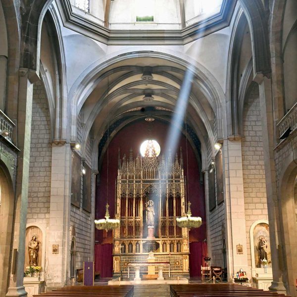 Barcelona.- Església de Sant Jaume reformada en el S. XIX d’una sola nau amb transsepte i cúpula al creuer i capelles laterals comunicades, totes cobertes amb voltes d’aresta(3/2026)