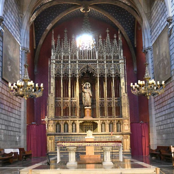 Barcelona.- Església de Sant Jaume reformada en el S. XIX – Presbiteri amb un retaule daurat gòtic del S. XIV procedent de la catedral de Barcelona instal·lat el 1970 (3/2026)