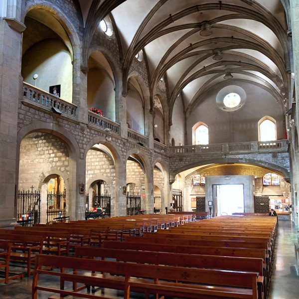 Barcelona.- Església de Sant Jaume reformada en el S. XIX – Fons de la nau coberta amb voltes de creueria amb capelles laterals que suporten una galeria d’arcs apuntats (3/2026)