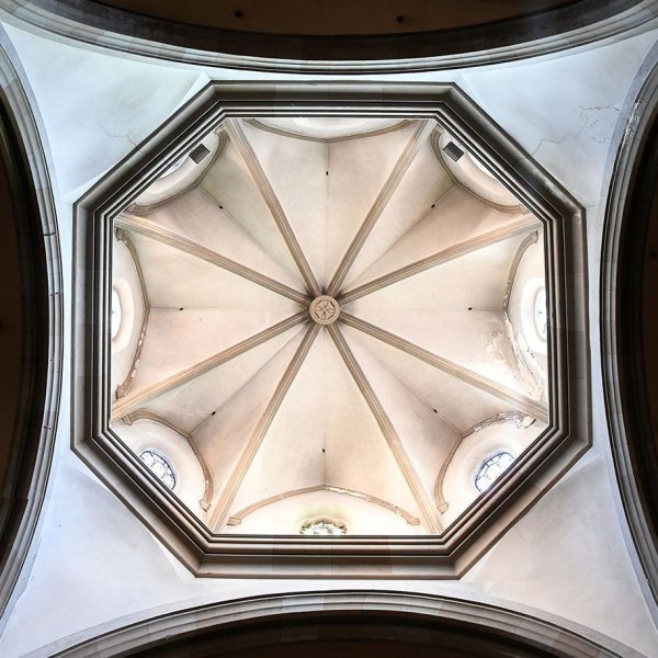 Barcelona.- Església de Sant Jaume reformada en el S. XIX – Cúpula octogonal amb lluerna aixecada l’any 1647 sobre el creuer sostinguda per quatre arcs de mig punt (3/2026)