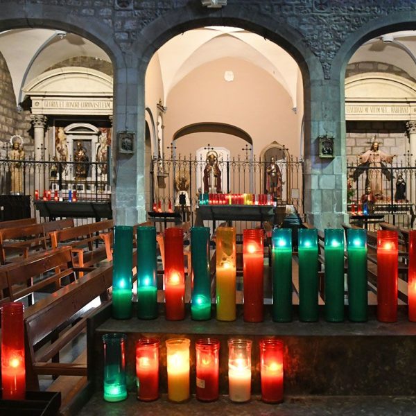 Barcelona.- Església de Sant Jaume reformada en el S. XIX – Vista transversal amb les capelles laterals comunicades de la banda de l’evangeli (3/2026)