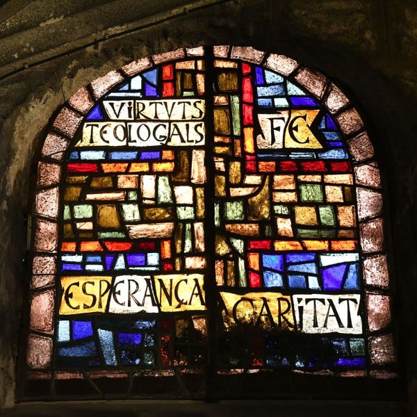 Barcelona.- Església de Sant Jaume reformada en el S. XIX – Finestra interior que dona al carrer Ferran decorada amb vitralls de colors on es llegeixen les virtuts teologals (3/2026)