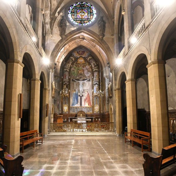 Barcelona.- Església de S. Jaume - Capella del Santíssim amb passadissos laterals que sostenen una galeria obra de l’arquitecte Josep Oriol Mestres l’any 1866 (3/2026)