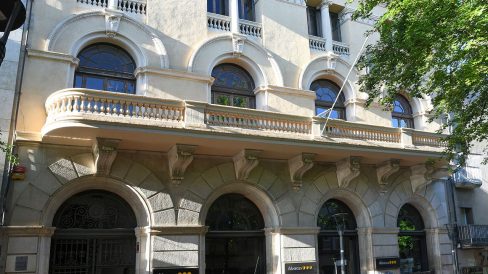 Terrassa.- Gran Casino d’estil eclèctic del 1920. La façana principal te quatre obertures a les dues primeres plantes a més d’un balcó a la primera al llarg de la façana (5/2026)