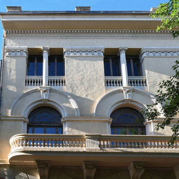 Terrassa.- Gran Casino d’estil eclèctic del 1920. La façana principal te quatre obertures a les dues primeres plantes a més d’un balcó a la primera al llarg de la façana (5/2026)