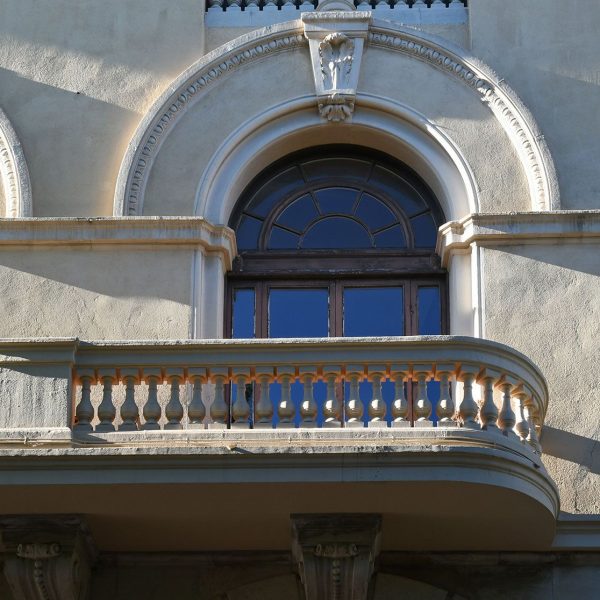 Terrassa.- Gran Casino d’estil eclèctic del 1920 – Balconada del primer i una finestra d’arc de punt rodó sostinguda sobre impostes amb la clau decorada amb una fulla d’acant (5/2026)