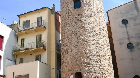 Terrassa.- Torre de Palau - Antic castell d’estil romànic de planta circular amb la porta d’entrada a set Mts. d’alçada. Hi destaca el finestral gòtic a la primera planta (5/2026)