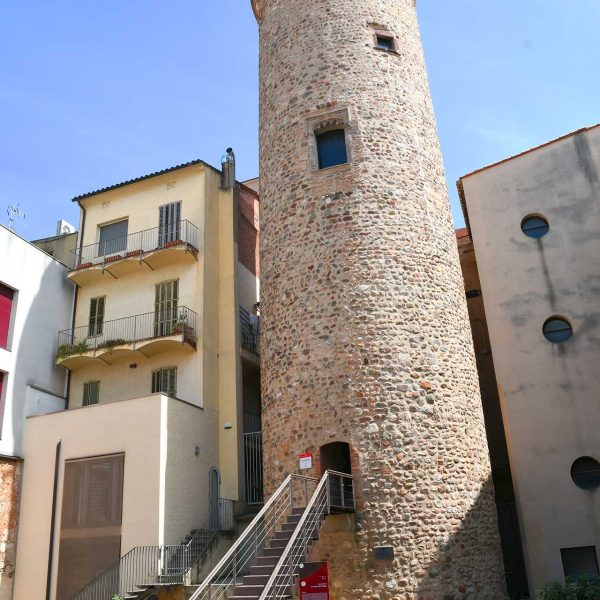 Terrassa.- Torre de Palau - Antic castell d’estil romànic de planta circular amb la porta d’entrada a set Mts. d’alçada. Hi destaca el finestral gòtic a la primera planta (5/2026)