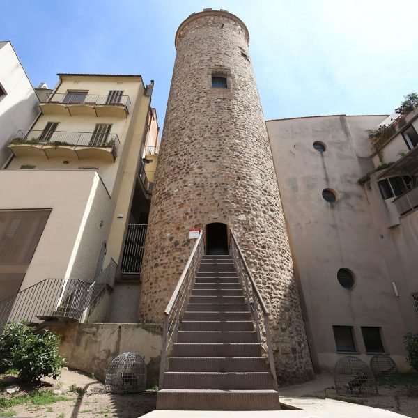 Terrassa.- Torre de Palau – Es l’únic element que resta de l’antic castell romànic del S. XII de planta circular i 26’70 M. d’altitud al voltant del qual es formà la vila (3/2026)