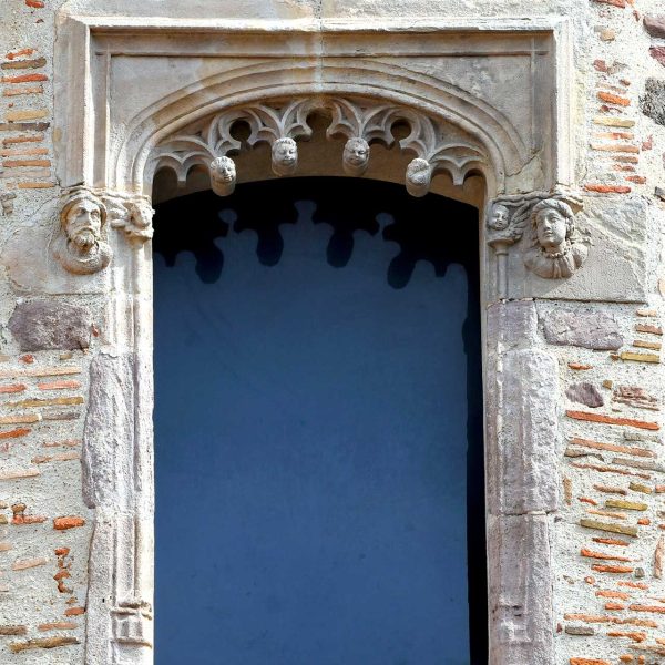 Terrassa.- Torre de Palau – Finestral gòtic del S. XVI obert a la sala noble del segon pis decorat amb caparrons als arcs trilobulats i bustos i àngels a les mènsules exteriors (5/2026)