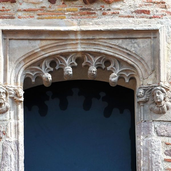 Terrassa.- Torre de Palau – Finestral gòtic del S. XVI obert a la sala noble del segon pis decorat amb caparrons als arcs trilobulats i bustos i àngels a les mènsules exteriors (5/2026)
