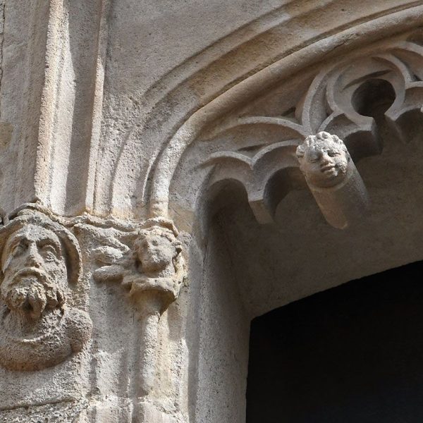 Terrassa.- Torre de Palau – Finestral gòtic del S. XVI obert a la sala noble del segon pis decorat amb caparrons als arcs trilobulats i bustos i àngels a les mènsules exteriors (5/2026)