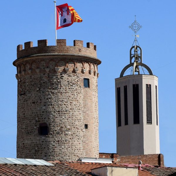 Terrassa.- Torre de Palau de l’antic castell del S. XII de planta circular - Coronament emmerletat del S. XIX i per sota de la cornisa hi ha una sanefa d’arcs cecs (3/2026)