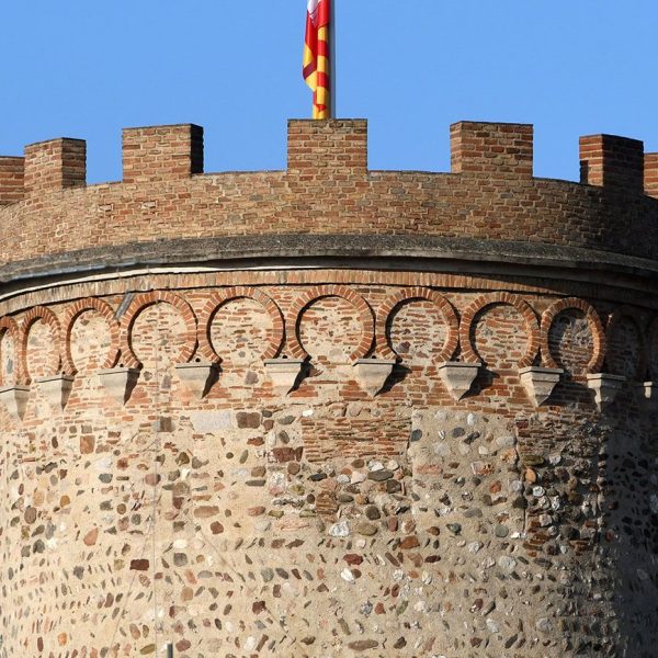 Terrassa.- Torre de Palau de l’antic castell del S. XII de planta circular - Coronament emmerletat del S. XIX i per sota de la cornisa hi ha una sanefa d’arcs cecs (3/2026)
