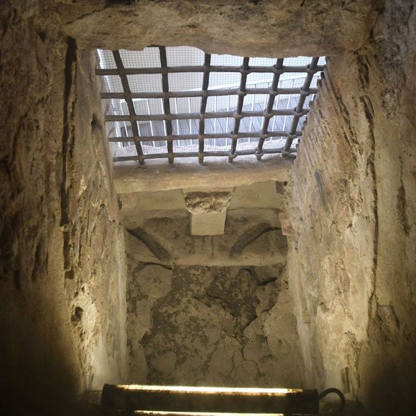 Terrassa.- Torre de Palau de l’antic castell, S. XII – Primer pis on hi ha l’antiga porta d’entrada adovellada d’arc rebaixat situada a set metres d’altitud (2/2026)