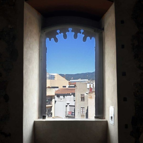 Terrassa.- Torre de Palau de l’antic castell, S. XII – Segon pis, planta noble del S. XVI a la que s’hi va obrir una finestra gòtica amb festejador (2/2026)
