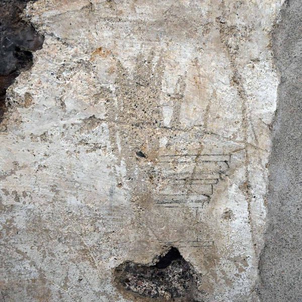 Terrassa.- Torre de Palau de l’antic castell, S. XII – Segon pis, grafits fets pels presos de quant va servir de presó amb imatges de vaixells i altres marques (3/2026)