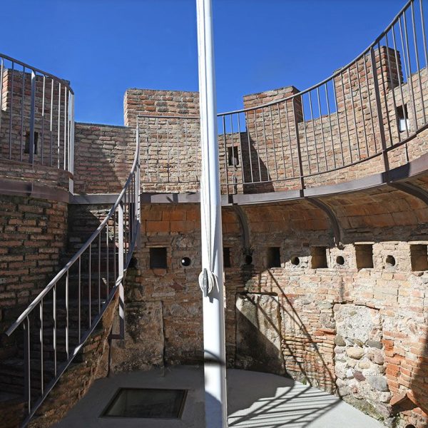 Terrassa.- Torre de Palau de l’antic castell – Terrassa emmerletada neogòtica de finals del S. XIX atribuïda a Lluís Moncunill però sense constància documental (3/2026)