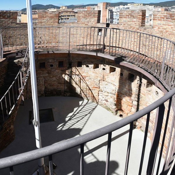 Terrassa.- Torre de Palau de l’antic castell – Terrassa de dos nivells amb el pas de ronda emmerletat obra del S. XIX des de on s’admira la ciutat a 26’70 M. d’altitud (3/2026)