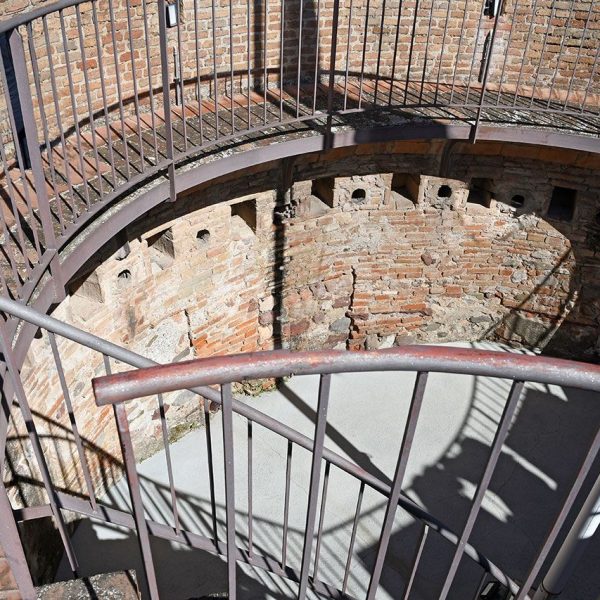 Terrassa.- Torre de Palau de l’antic castell – Terrassa de dos nivells amb el pas de ronda emmerletat obra del S. XIX des de on s’admira la ciutat a 26’70 M. d’altitud (3/2026)