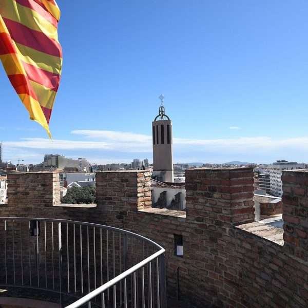 Terrassa.- Torre de Palau de l’antic castell – Terrassa de dos nivells amb el pas de ronda emmerletat obra del S. XIX des de on s’admira la ciutat a 26’70 M. d’altitud (3/2026)