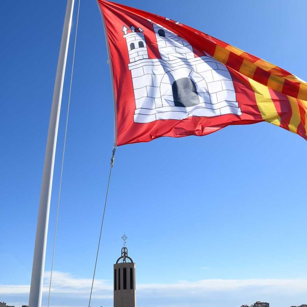 Terrassa.- Torre de Palau de l’antic castell – Bandera que ondeja la imatge del castell que forma part de l’escut de Terrassa (3/2026)
