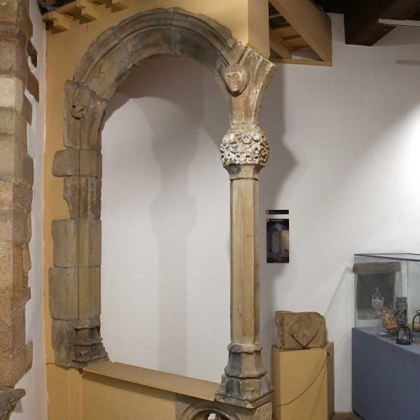 Terrassa.- Torre de Palau de l’antic castell – Reconstrucció parcial del claustre dels S. XV/XVI exposat al Castell-Cartoixa de Vallparadís (3/2026)