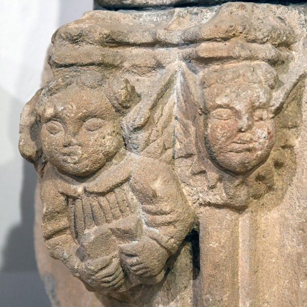 Terrassa.- Torre de Palau de l’antic castell – Capitell esquerra del finestral gòtic decorat amb àngels (Castell-Cartoixa de Vallparadís) (3/2026)