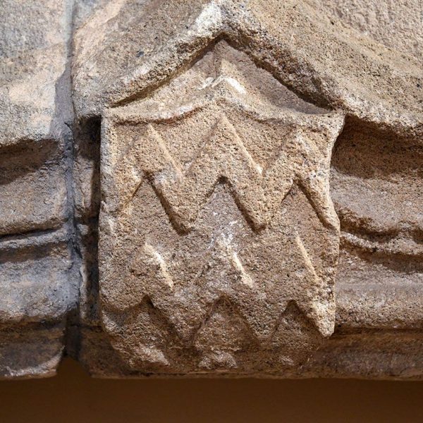 Terrassa.- Torre de Palau de l’antic castell – Finestral gòtic amb l’escut dels Muntanyans al centre de la llinda conopial motllurada (3/2026)