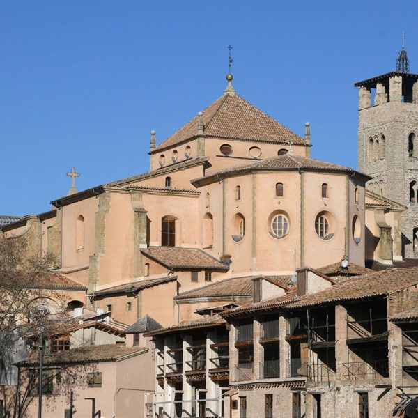 Vic.- Catedral neoclàssica de Sant Pere de l’any 1803 – Vista posterior amb l’absis poligonal, la cúpula coberta a quatre vessants i el campanar romànic del S. XI (2/2026)