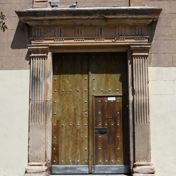 Terrassa.- Església barroca del convent de Sant Francesc, S. XVII – Portalada de ponent renaixentista emmarcada per pilastres que sostenen un arquitrau amb tríglifs (5/2026)