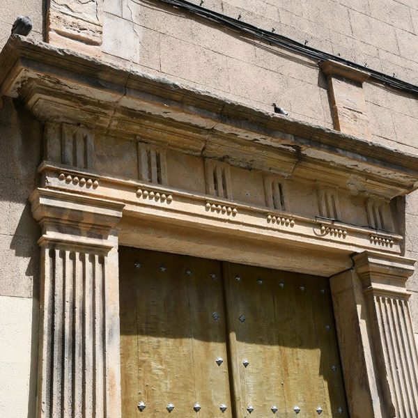 Terrassa.- Església barroca del convent de Sant Francesc, S. XVII – Portalada de ponent renaixentista emmarcada per pilastres que sostenen un arquitrau amb tríglifs (5/2026)
