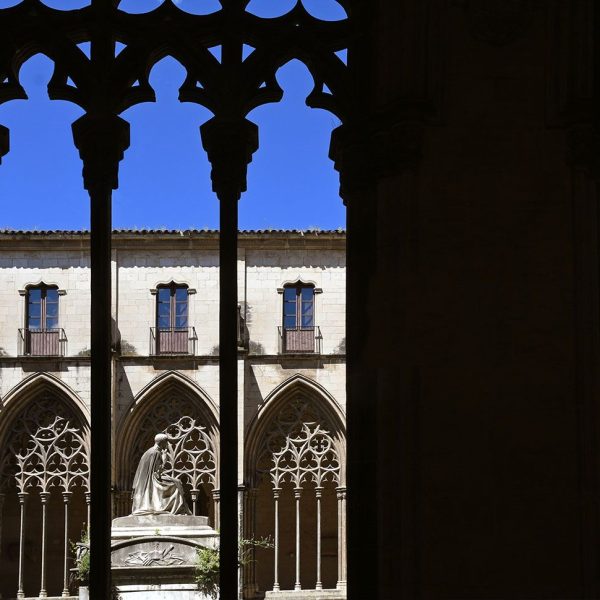 Vic.- Catedral de Sant Pere del 1803 – Claustre gòtic, S. XIV de planta romboïdal amb cinc finestrals per banda a excepte de la del migdia que té dues galeries a manera de mirador (5/2026)