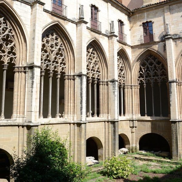 Vic.- Catedral de Sant Pere del 1803 – Claustre gòtic, S. XIV de planta romboïdal amb cinc finestrals per banda a excepte de la del migdia que té dues galeries a manera de mirador (8/2018)