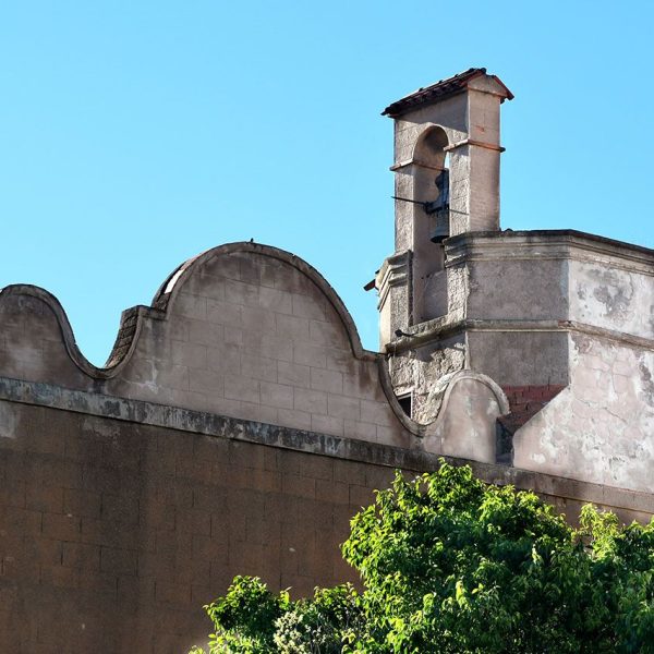 Terrassa.- Església barroca de Sant Francesc, S. XVII – Façana principal amb un acabat mixtilini i campanar octogonal inacabat a la dreta resolt amb una espadanya (5/2026)