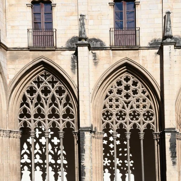 Vic.- Catedral de Sant Pere del 1803 - Finestrals del claustre gòtic del S. XIV de traceria polilobulada suportats per tres columnes de capitells geomètrics (1/2026)