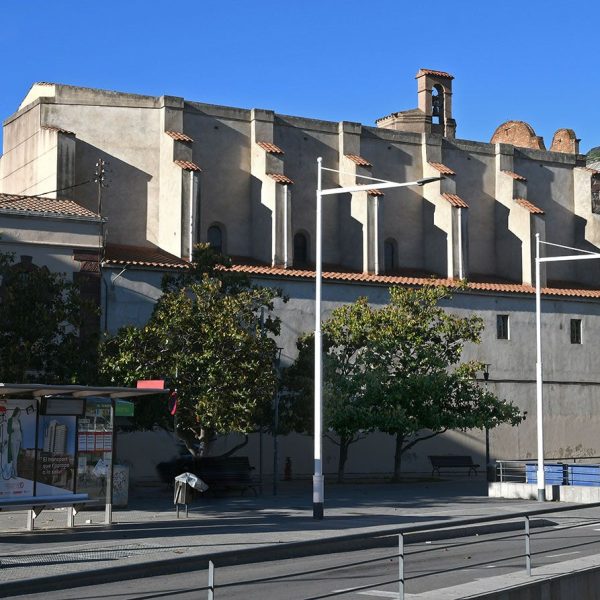 Terrassa.- Església barroca de Sant Francesc, S. XVII – Vista lateral orientada al nord reforçada per contraforts esglaonats protegits per teulats i absis poligonal (5/2026)