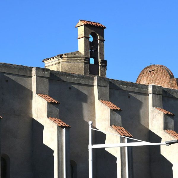 Terrassa.- Església barroca de Sant Francesc, S. XVII – Vista lateral orientada al nord reforçada per contraforts esglaonats protegits per teulats a cada grada (5/2026)