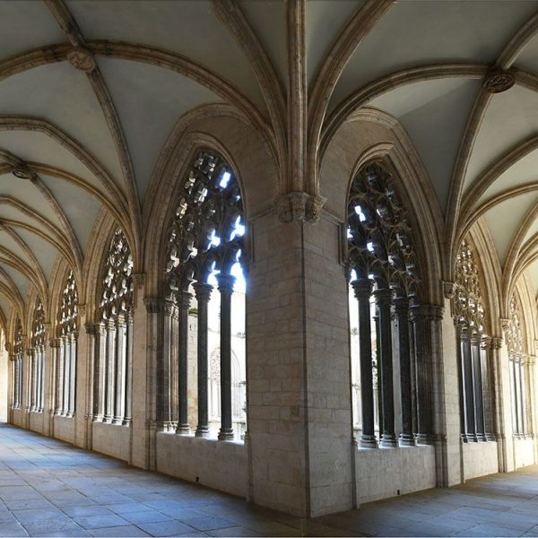 Claustre gòtic, S. XIV de planta romboïdal amb cinc finestrals per banda cobertes amb voltes ogivals i claus de volta esculturades (1/2026)